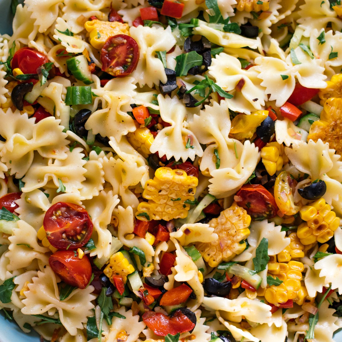 Veganer Sommer-Nudelsalat mit Basilikum-Dressing
