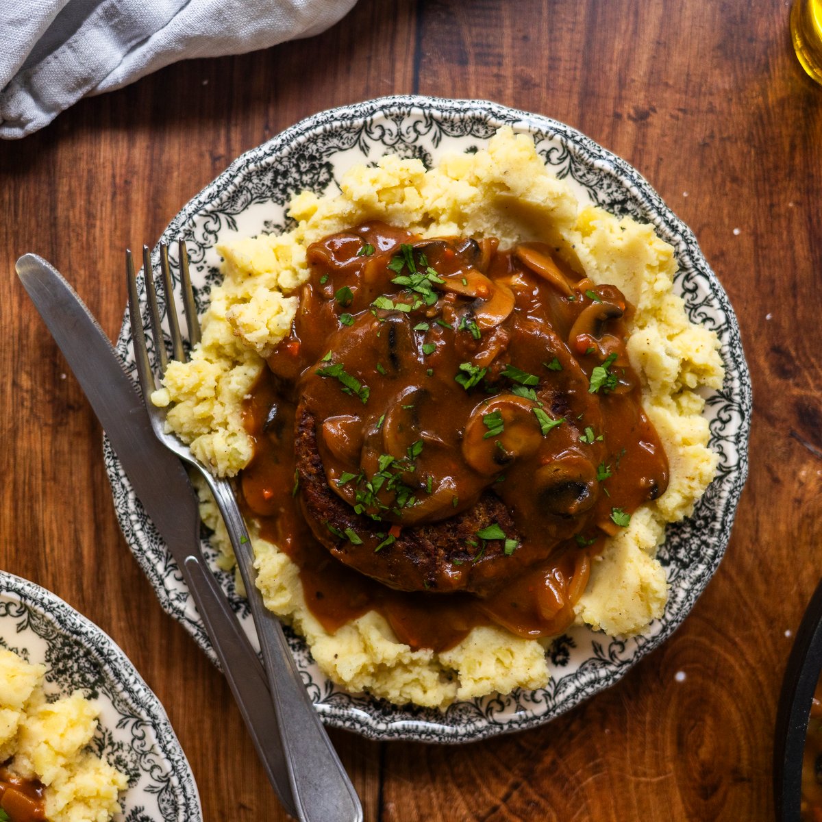 Veganes Hamburger-Steak mit Kartoffelbrei und Zwiebel-Pilz-Soße